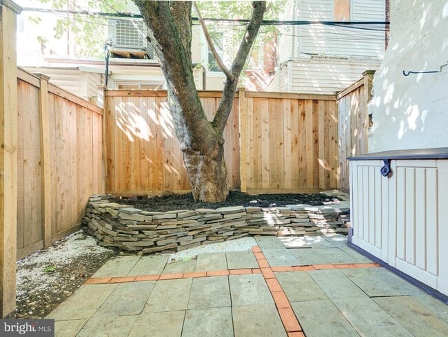 Building Photo - 2427 Perot St