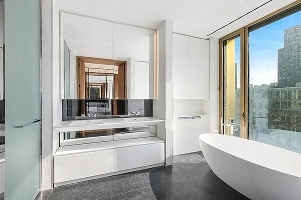 Building Photo - 551 W 21st St