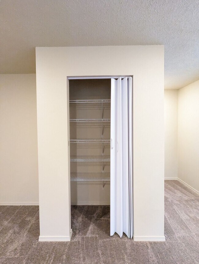 Building Photo - Charming 1 Bedroom Apartment w/ Deck Overl...