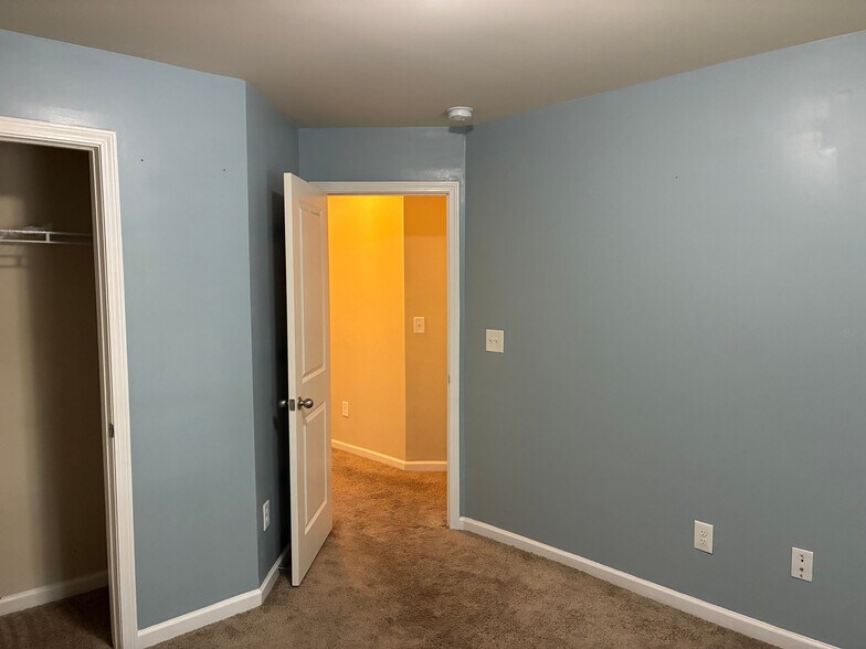 Building Photo - Room in Townhome on Chatham Ridge Dr