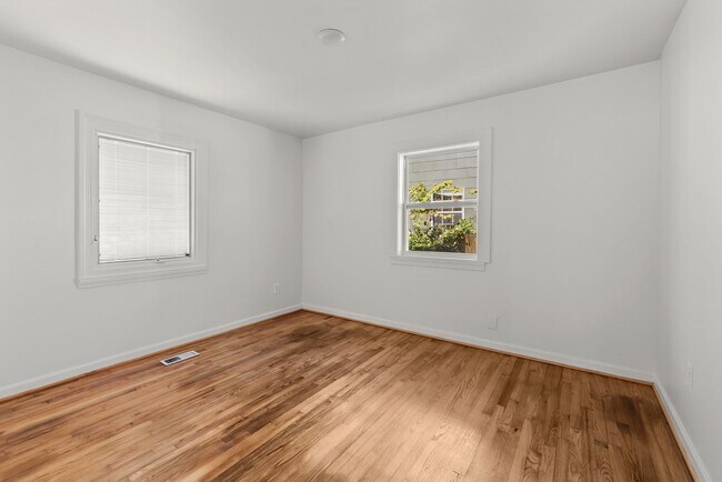Building Photo - 2 Bedroom 1 Bath For Rent-7840 8th Ave S, Birmingham, AL 35206