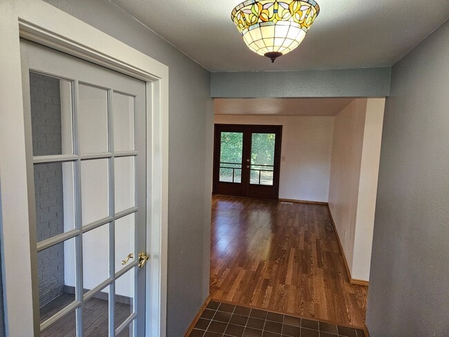 Building Photo - Cozy Wooded Vintage Charmer