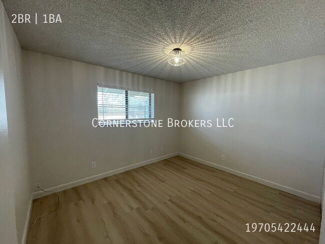 Building Photo - Newly remodeled apartment near Sunset base...