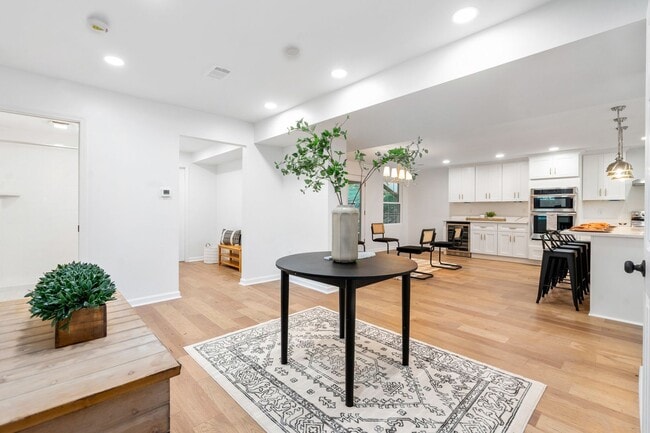 Building Photo - Beautifully Renovated 5 Bed/3 Bath Farmhouse in Upper St. Clair - Available Early June!