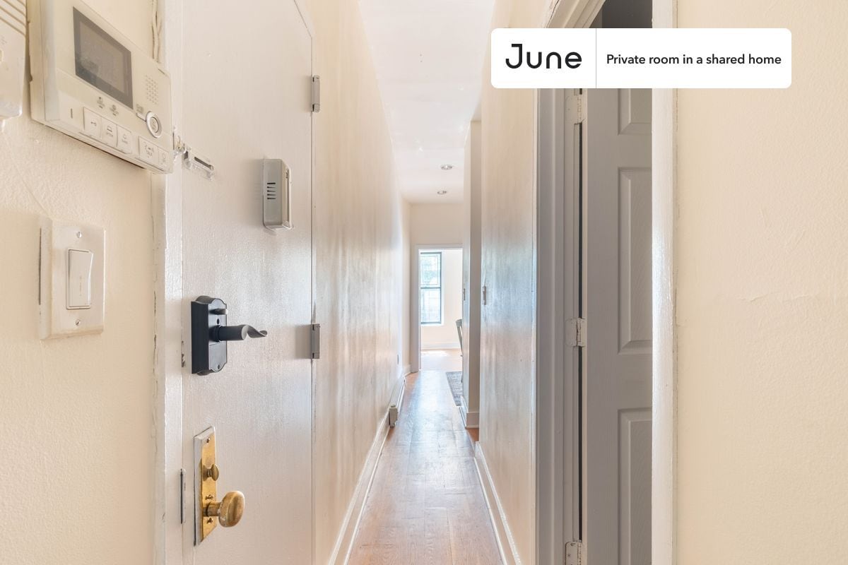 Building Photo - Private bedroom in 2 bed/1 bath Home