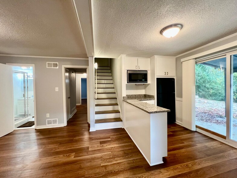 Primary Photo - 5615 Southampton Rd