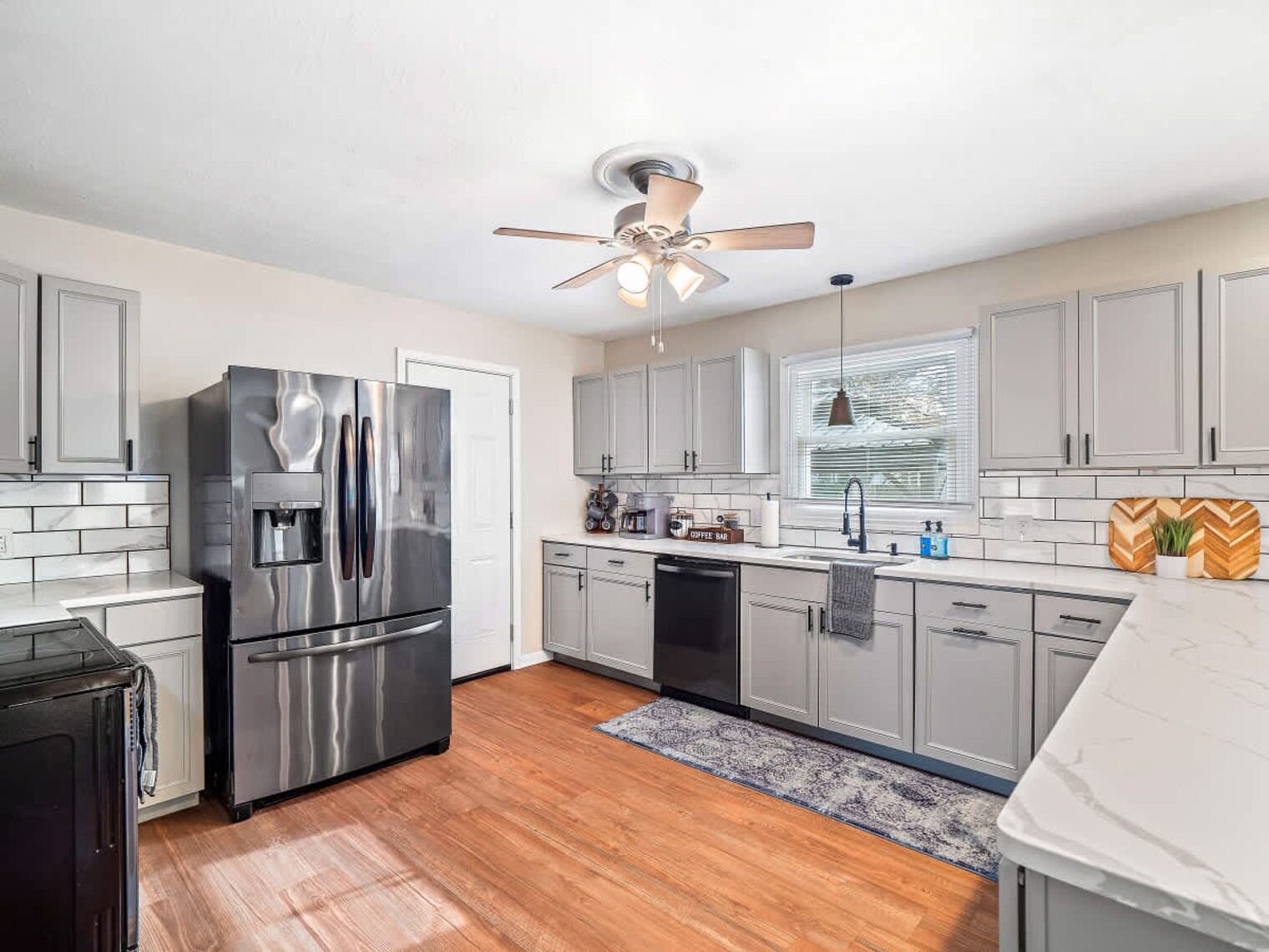 Building Photo - 4861 Pineview Dr