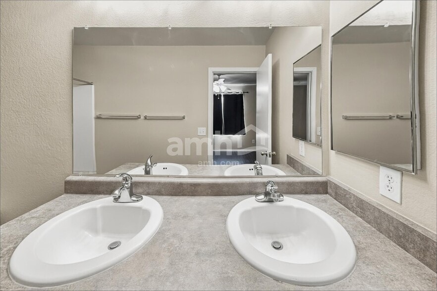 Building Photo - 6286 S Sun View Way