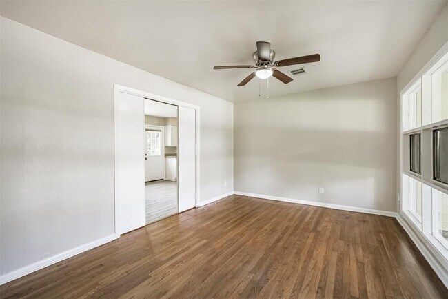 Building Photo - 1306 Glencrest Dr