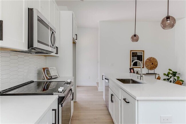 Building Photo - 4800 Vinson Dr