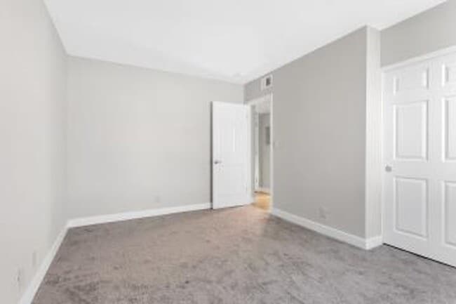 Building Photo - Bella Vita Condominium/Ground Floor/Upgraded/Minutes to the Strip