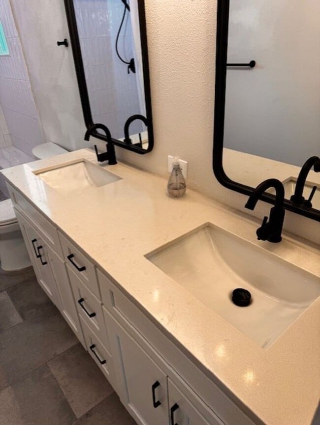 Building Photo - Beautiful 3 bedroom 2 bathroom home availa...