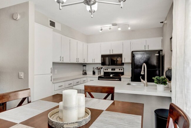 Building Photo - 8020 E Thomas Rd