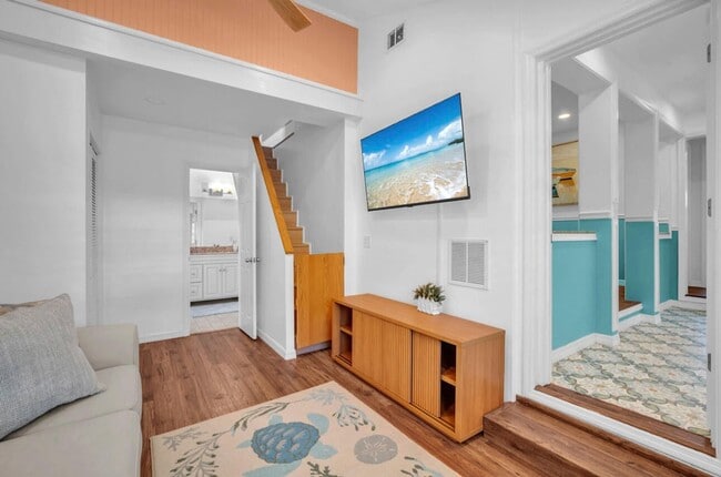 Building Photo - 528 N Palmway