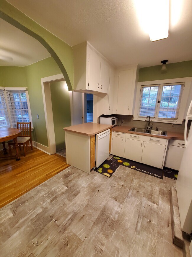 Building Photo - 607 Floral Ave