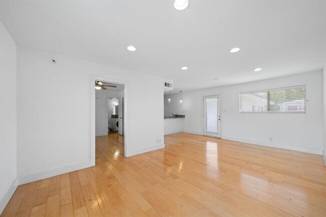 Building Photo - 1313 E 52nd St