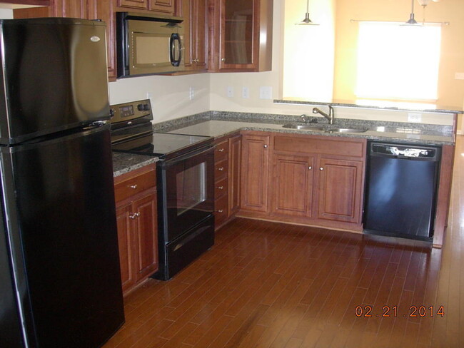 Building Photo - NICE Condo in GREAT location!!! VERY clean...