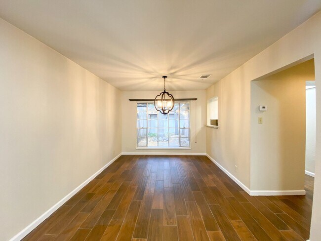 Building Photo - WHISPERING OAKS RARE FIND 3 BD/2 BA AVAILABLE APRIL 7TH!