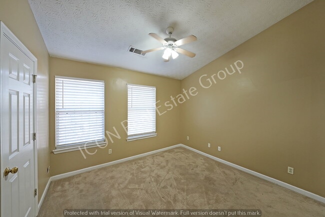 Building Photo - 2/2.5 End unit town home close to dining and shopping