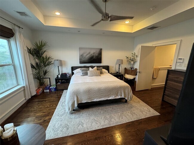 Building Photo - 5707 Schuler St