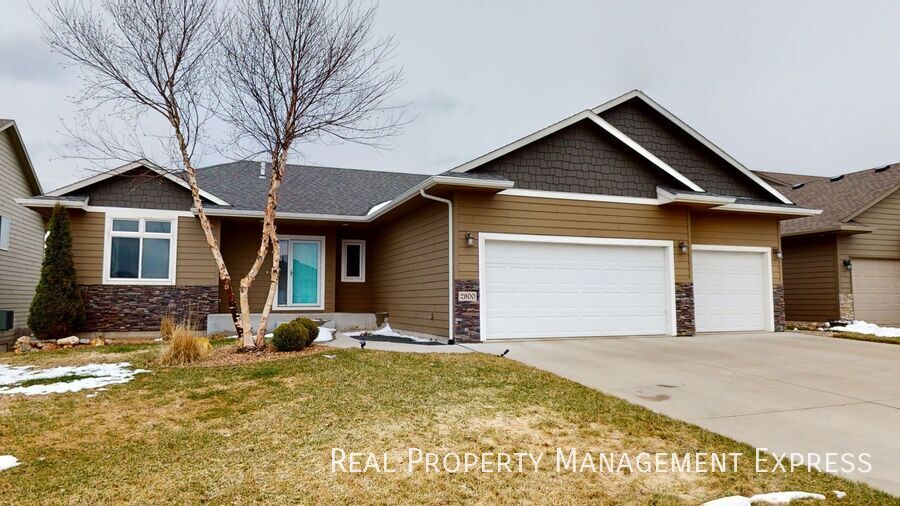Primary Photo - 4 Bed 3 Bath Luxury Home with 3 Stall Gara...