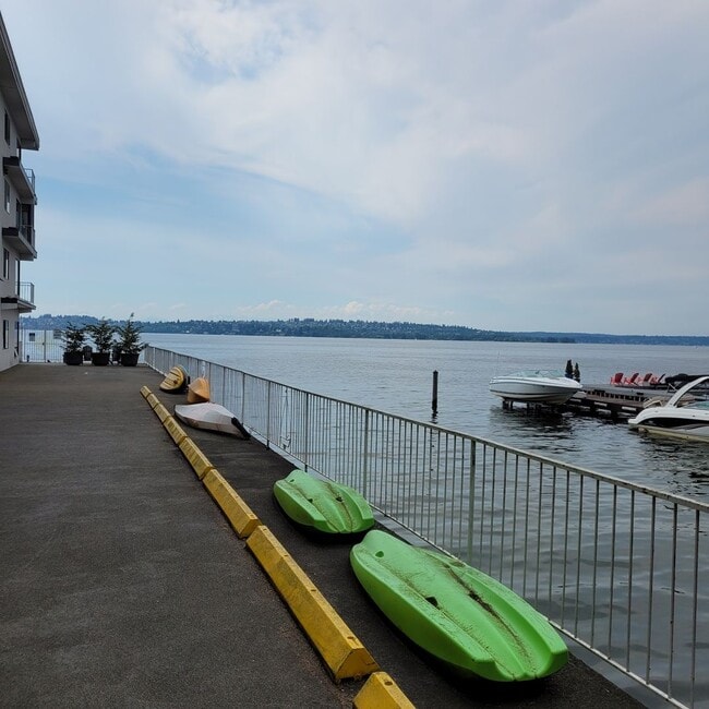 Building Photo - Charming 1 Bedroom Condo in Boutique Kirkl...