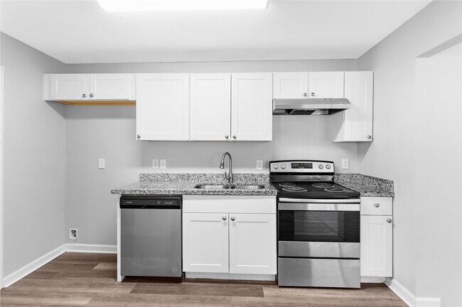 Building Photo - 1104 Southampton Dr