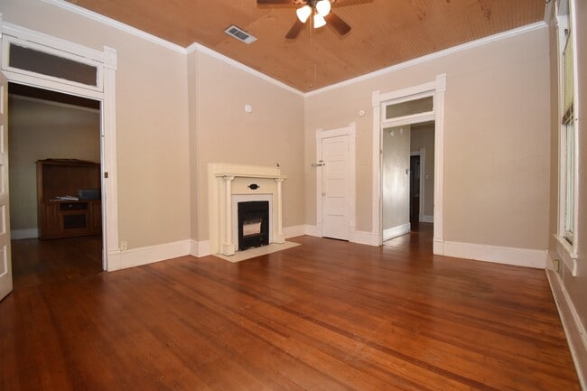 Building Photo - Large Centrally Located Home