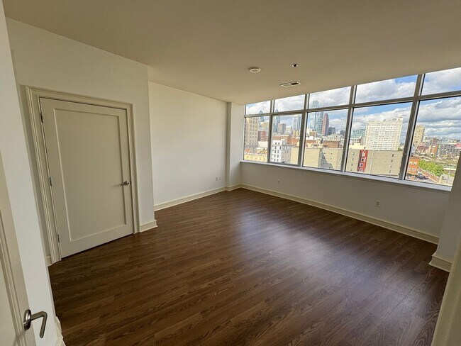 Building Photo - Large 1-bed 1-bath Condo at Metro Club