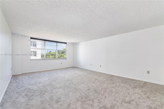 Building Photo - 10000 W Bay Harbor Dr