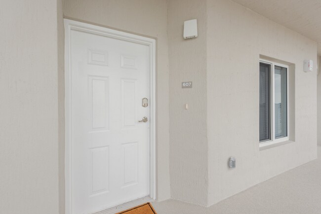 Building Photo - 1805 Riverside Dr