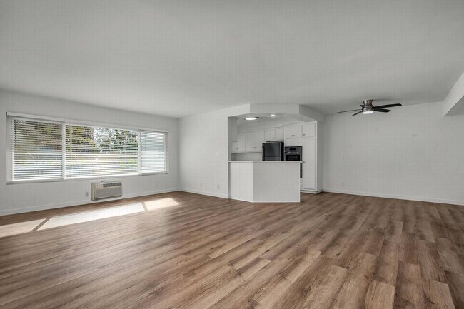 Building Photo - Stunning HUGE Top-floor 2+2