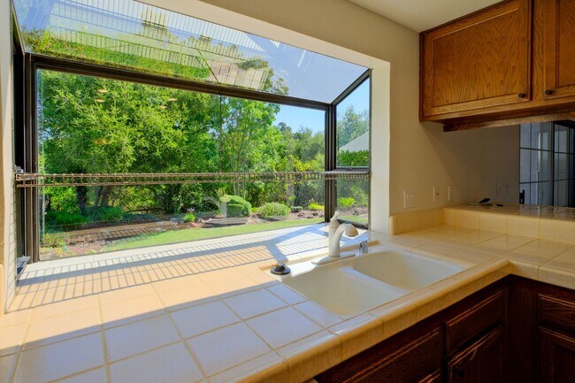 Building Photo - Gorgeous 3 Bedroom with office or separate...