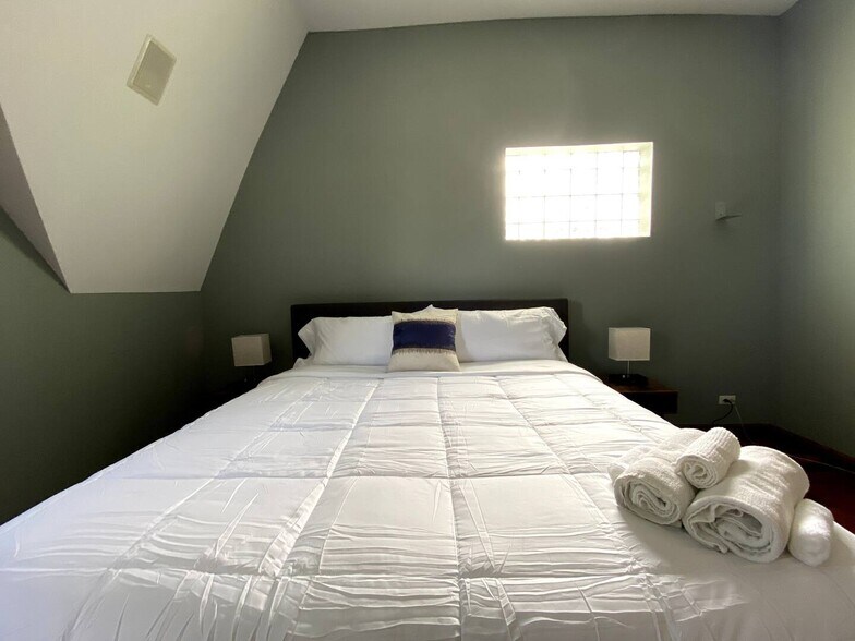 Building Photo - 419 E Oakwood Blvd