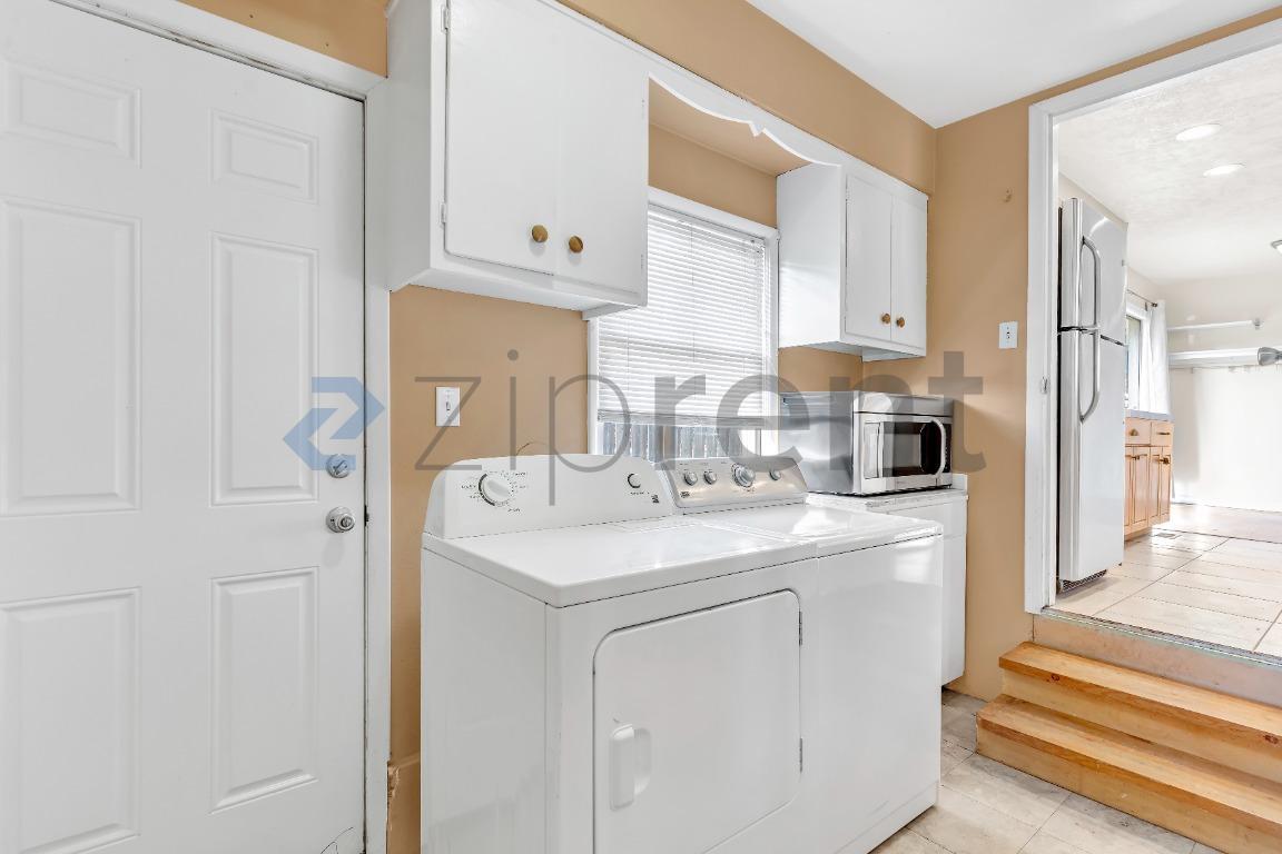 Building Photo - 9720 SW Frewing St