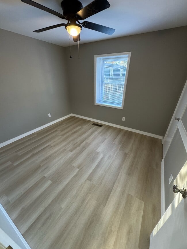 Building Photo - 123 Aqua Ct