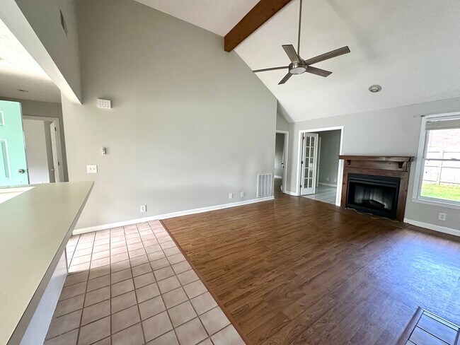 Building Photo - Renovated 3 Bedroom 2 Bath in Hendersonvil...