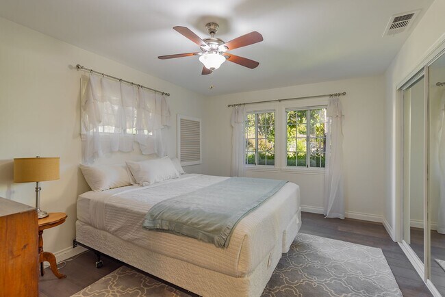 Building Photo - East End Hideaway