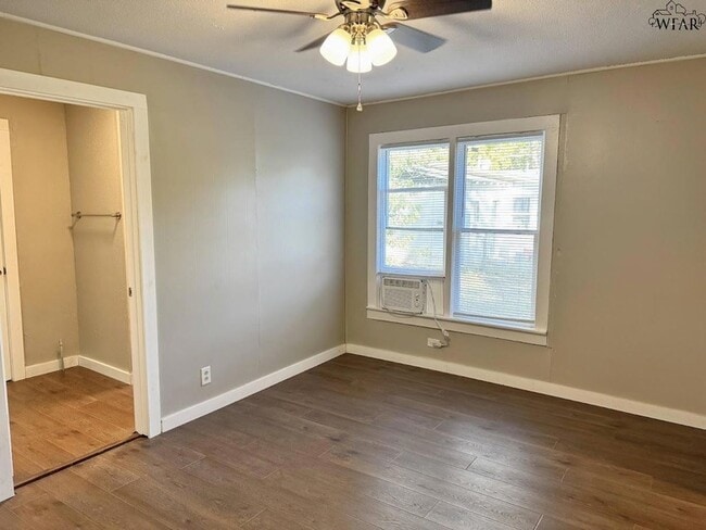 Building Photo - 704 Reagan St