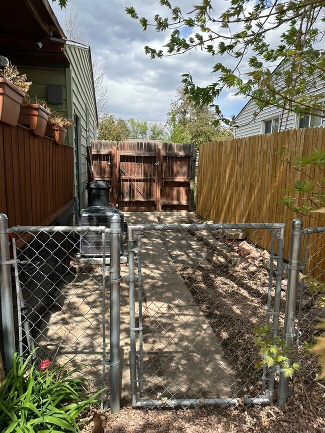 Building Photo - CUTE 3BD RANCHER WITH CHARACTER IN CENTRAL...