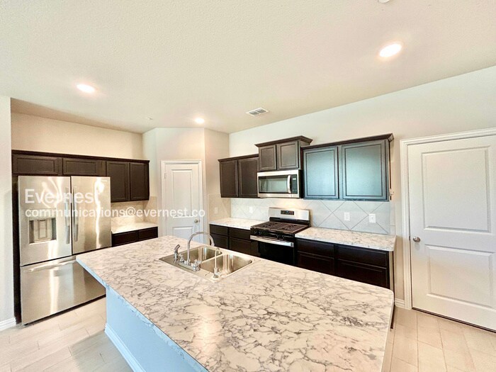 Building Photo - 3030 Willow Wood Ct