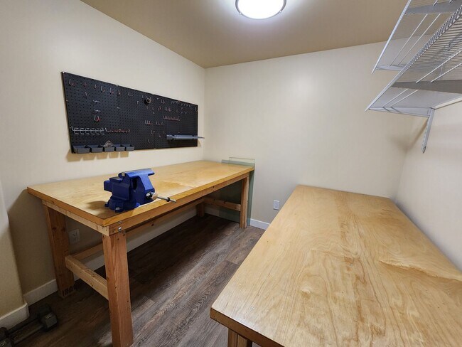 Building Photo - Luxury! 4 bdrm 3.5 bath HOUSE w/ Views! 2 car garage!