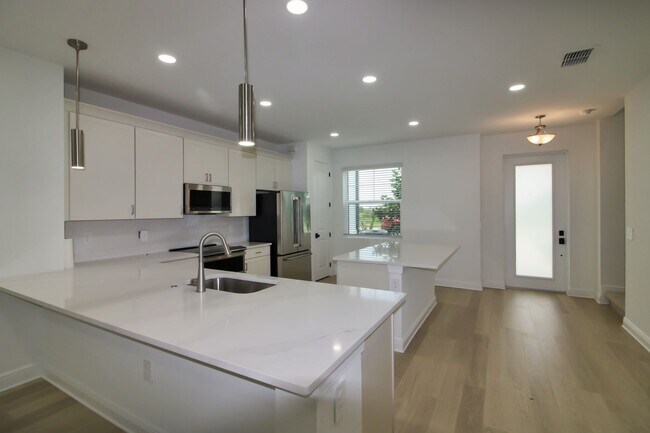 Building Photo - Palmera at Wellen Park Annual Townhouse for Rent