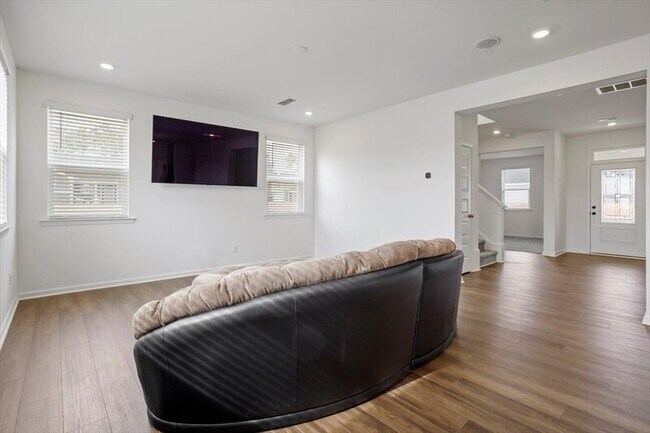 Building Photo - 645 Thomas Gage Dr