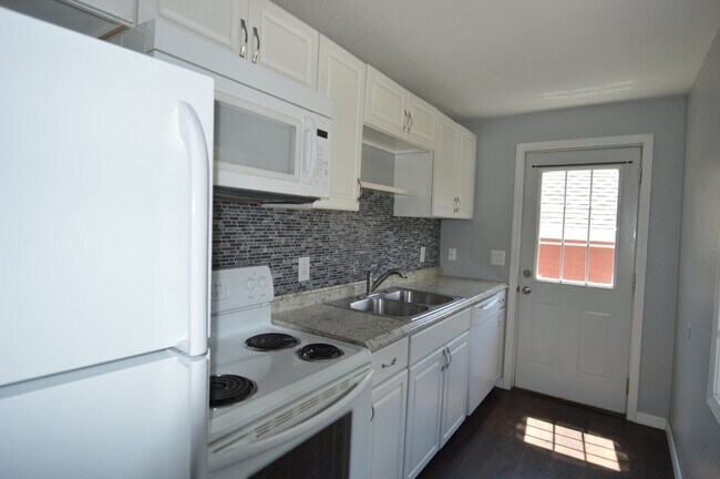 Building Photo - 95 4th Ave S