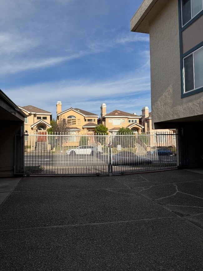 Building Photo - 190 Eastmoor Ave