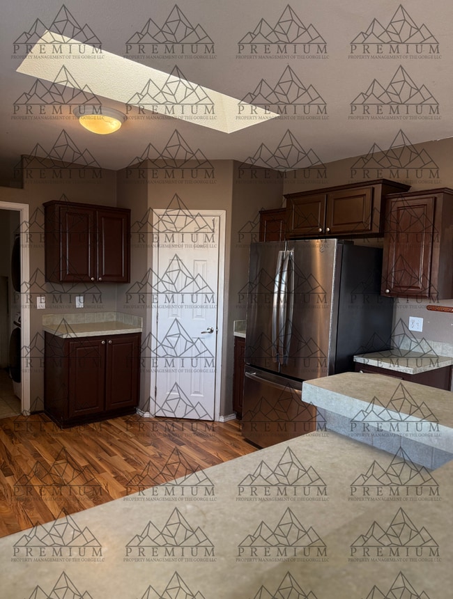 Building Photo - 4 Bed 2 Bath home in Dufur, Oregon!