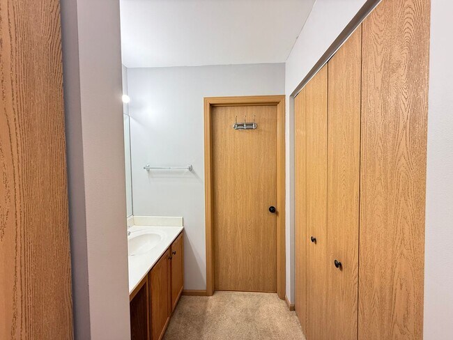 Building Photo - 616 Windsor Dr