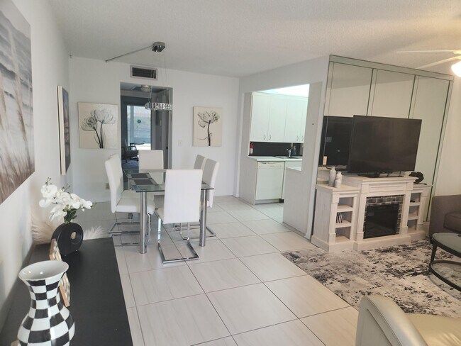 Building Photo - 3059 Ainslie Dr