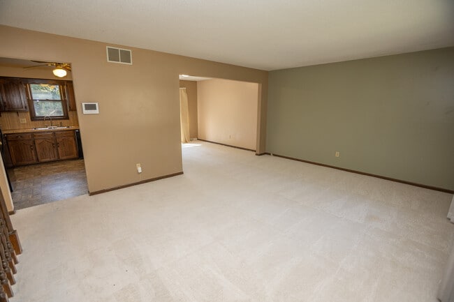 Building Photo - 131 Cresent Dr